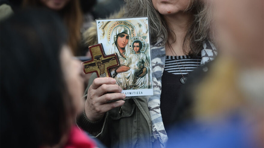 Συλλαλητήριο στο Σύνταγμα κατά της τεκνοθεσίας από ομόφυλα ζευγάρια - Βίντεο και φωτογραφίες