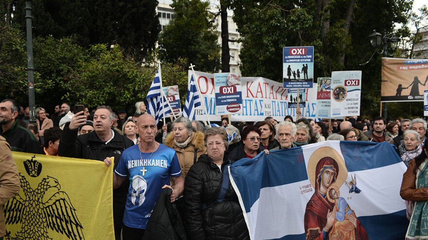 Συλλαλητήριο στο Σύνταγμα κατά της τεκνοθεσίας από ομόφυλα ζευγάρια - Βίντεο και φωτογραφίες