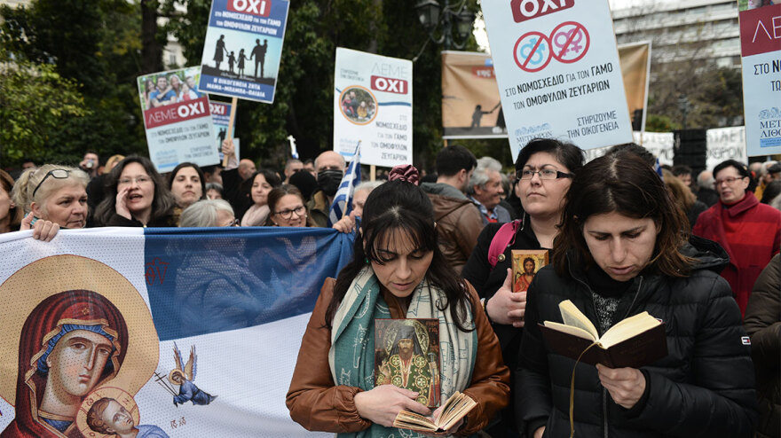 Συλλαλητήριο στο Σύνταγμα κατά της τεκνοθεσίας από ομόφυλα ζευγάρια - Βίντεο και φωτογραφίες