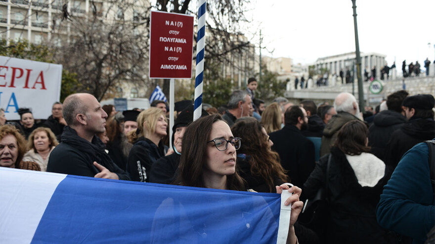 Συλλαλητήριο στο Σύνταγμα κατά της τεκνοθεσίας από ομόφυλα ζευγάρια - Βίντεο και φωτογραφίες