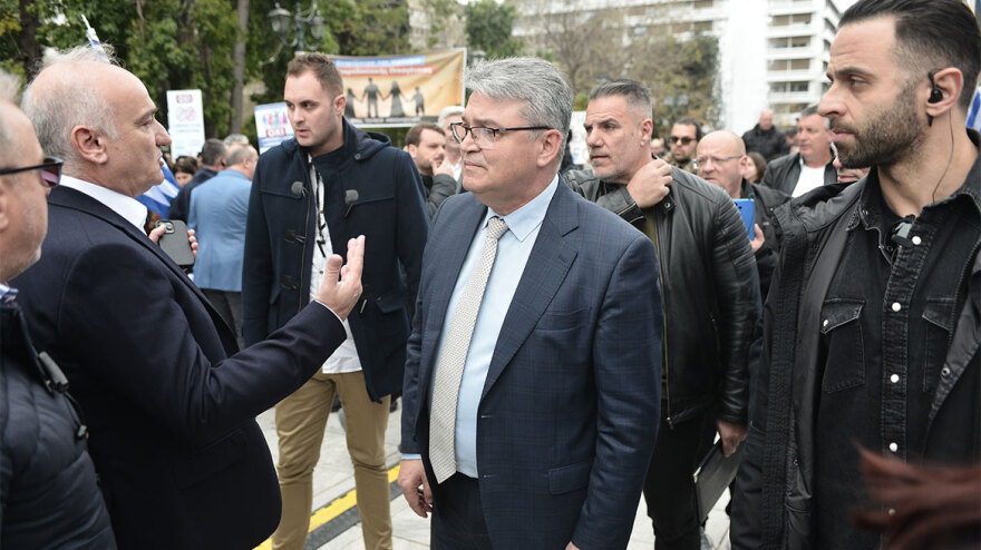 Συλλαλητήριο στο Σύνταγμα κατά της τεκνοθεσίας από ομόφυλα ζευγάρια - Βίντεο και φωτογραφίες