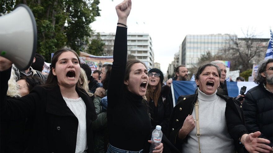 Συλλαλητήριο στο Σύνταγμα κατά της τεκνοθεσίας από ομόφυλα ζευγάρια - Βίντεο και φωτογραφίες