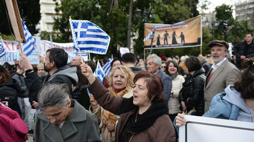 Συλλαλητήριο στο Σύνταγμα κατά της τεκνοθεσίας από ομόφυλα ζευγάρια - Βίντεο και φωτογραφίες