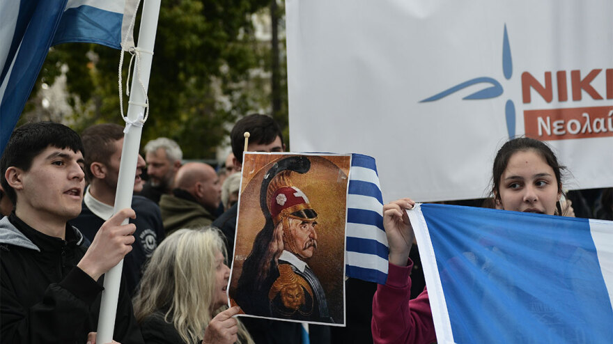 Συλλαλητήριο στο Σύνταγμα κατά της τεκνοθεσίας από ομόφυλα ζευγάρια - Βίντεο και φωτογραφίες