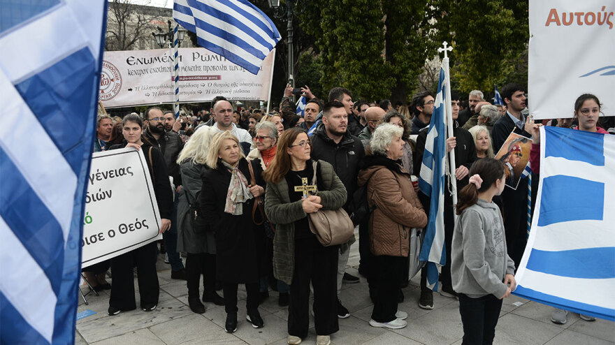Συλλαλητήριο στο Σύνταγμα κατά της τεκνοθεσίας από ομόφυλα ζευγάρια - Βίντεο και φωτογραφίες