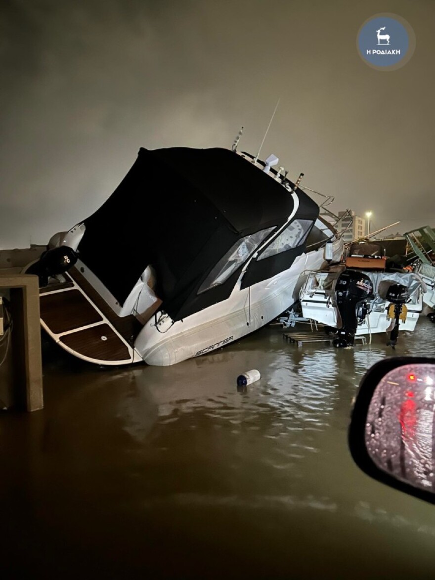 Καιρός: Άστατος με πρόσκαιρες τοπικές βροχές κυρίως στα δυτικά και τα βόρεια - Η κακοκαιρία σάρωσε τη Ρόδο