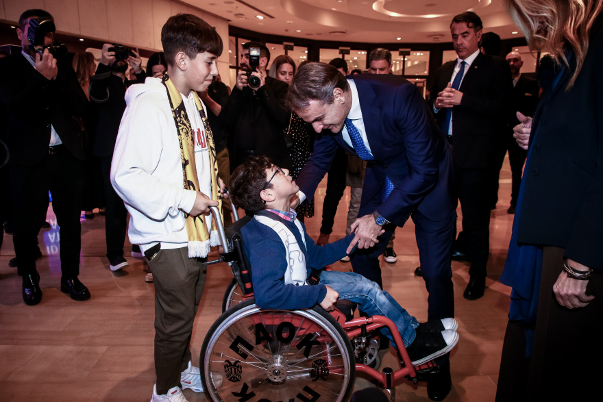 Gazzetta Awards: Η συγκινητική συνάντηση του Κυριάκου Μητσοτάκη με τον μικρό Γιαννάκη - Δείτε φωτογραφίες