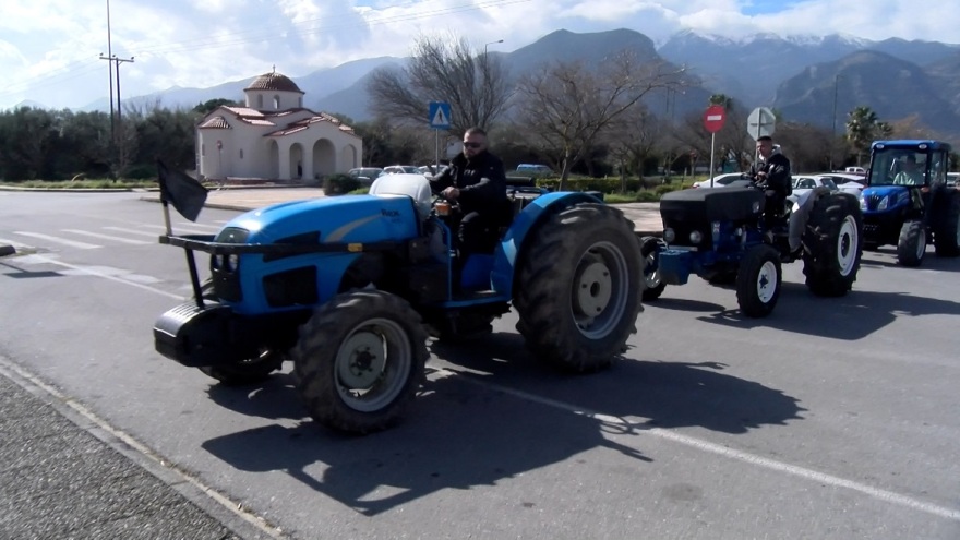 Μπήκαν με τα τρακτέρ στη Σπάρτη οι αγρότες - Πέταξαν άχυρα κι έχυσαν γάλα