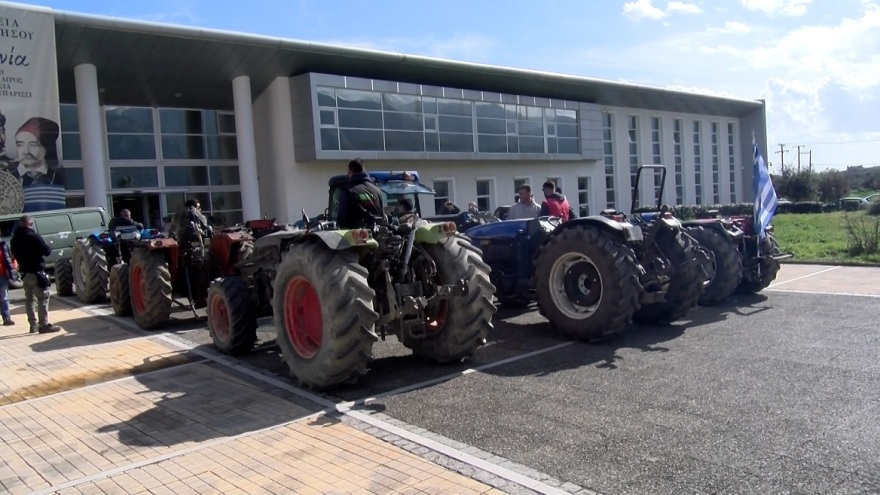 Μπήκαν με τα τρακτέρ στη Σπάρτη οι αγρότες - Πέταξαν άχυρα κι έχυσαν γάλα