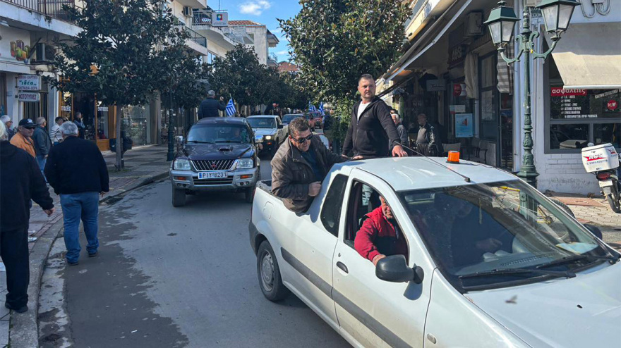 Βίντεο - φωτογραφίες: Μεγάλο συλλαλητήριο στα Φάρσαλα, έριξαν γάλα και καλαμπόκι στο δρόμο
