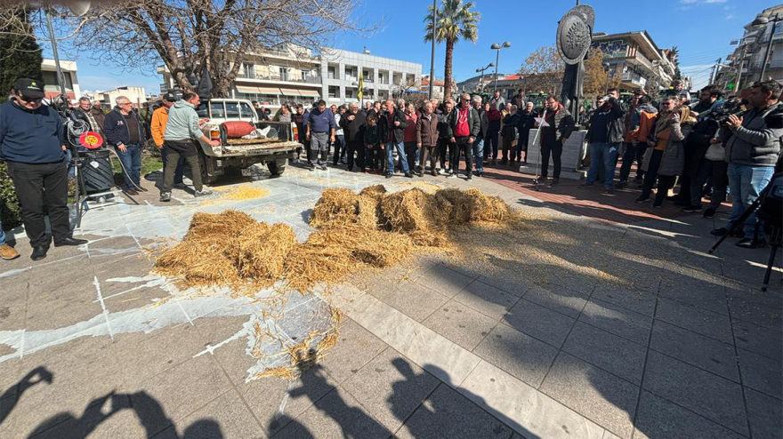 Το κίνημα των τρακτέρ: Αυξήσεις 240% από το χωράφι στο ράφι - Πώς συνδέονται τα μπλόκα με την ακρίβεια