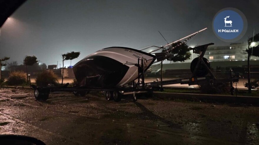 Καιρός: Άστατος με πρόσκαιρες τοπικές βροχές κυρίως στα δυτικά και τα βόρεια - Η κακοκαιρία σάρωσε τη Ρόδο