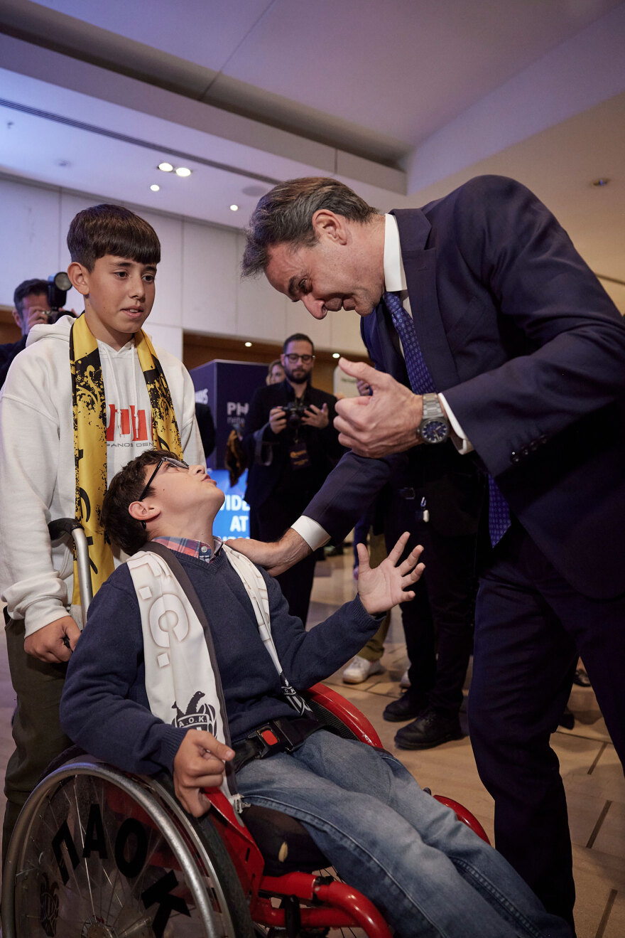 Ο Μητσοτάκης βράβευσε τον Ότο Ρεχάγκελ - Δείτε βίντεο και φωτογραφίες