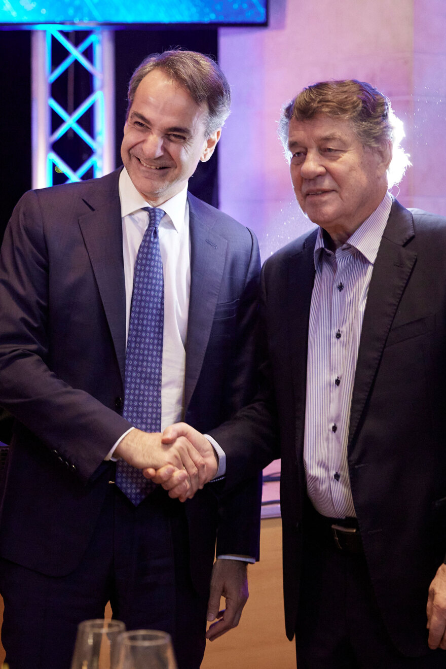 Ο Μητσοτάκης βράβευσε τον Ότο Ρεχάγκελ - Δείτε βίντεο και φωτογραφίες