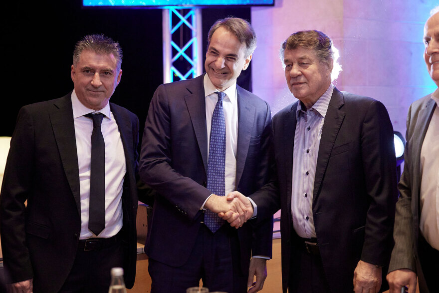 Ο Μητσοτάκης βράβευσε τον Ότο Ρεχάγκελ - Δείτε βίντεο και φωτογραφίες