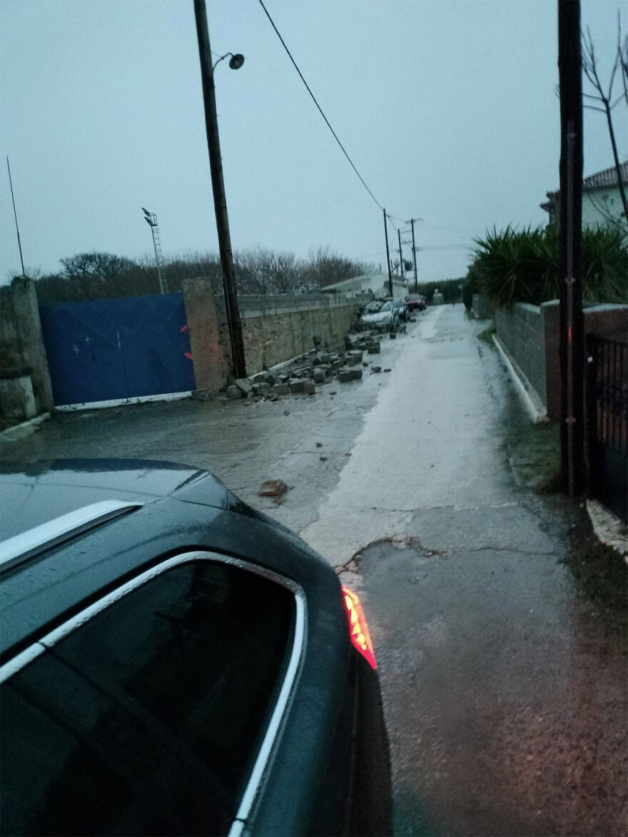 Καιρός: «Λαίλαπα κεραυνών» πλήττει το Αιγαίο μέχρι το μεσημέρι - Προβλήματα από την κακοκαιρία και σε Εύβοια, Λήμνο 