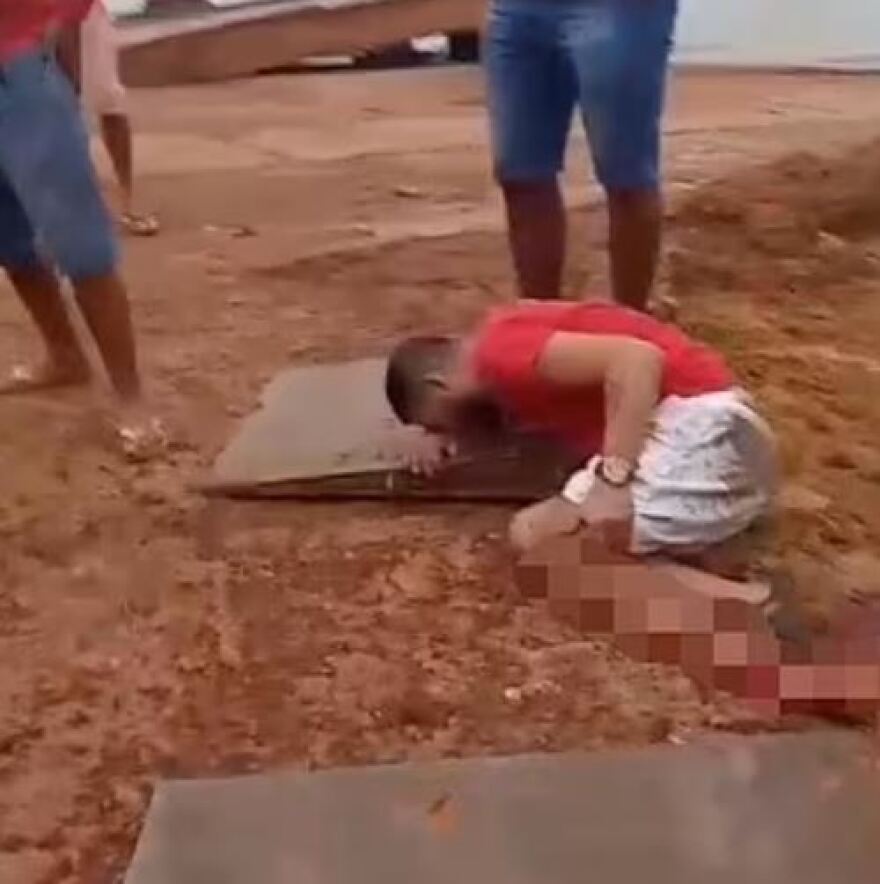 Βραζιλία: Τρομακτικό βίντεο από τη στιγμή που επιβάτης πλοίου κάνει επικίνδυνο άλμα, πέφτει και χάνει το αριστερό του πόδι