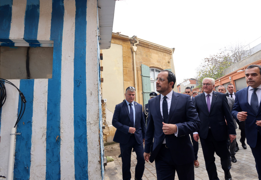 Κύπρος: Στη Λευκωσία κατά μήκος της Πράσινης Γραμμής περπάτησε ο Σταϊνμάιερ - Δείτε φωτογραφίες 