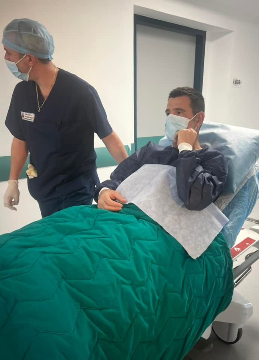 Μιχάλης Μουρούτσος: Το ατύχημα και οι φωτογραφίες μέσα από το νοσοκομείο - Τώρα είμαι με λάμα και βίδες, γράφει