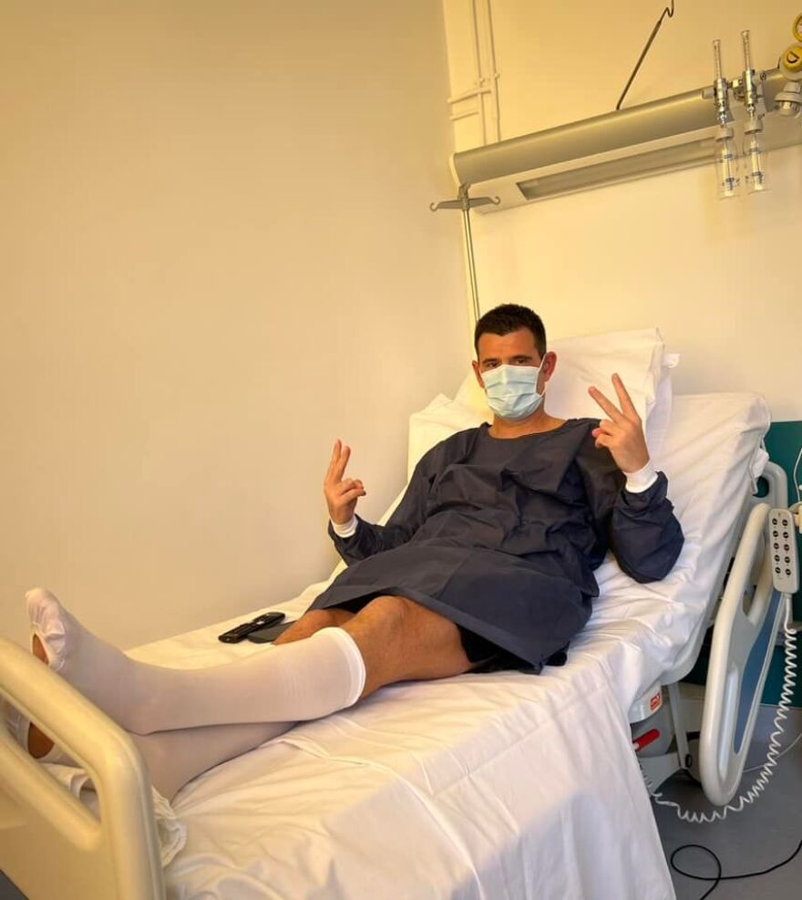 Μιχάλης Μουρούτσος: Το ατύχημα και οι φωτογραφίες μέσα από το νοσοκομείο - Τώρα είμαι με λάμα και βίδες, γράφει