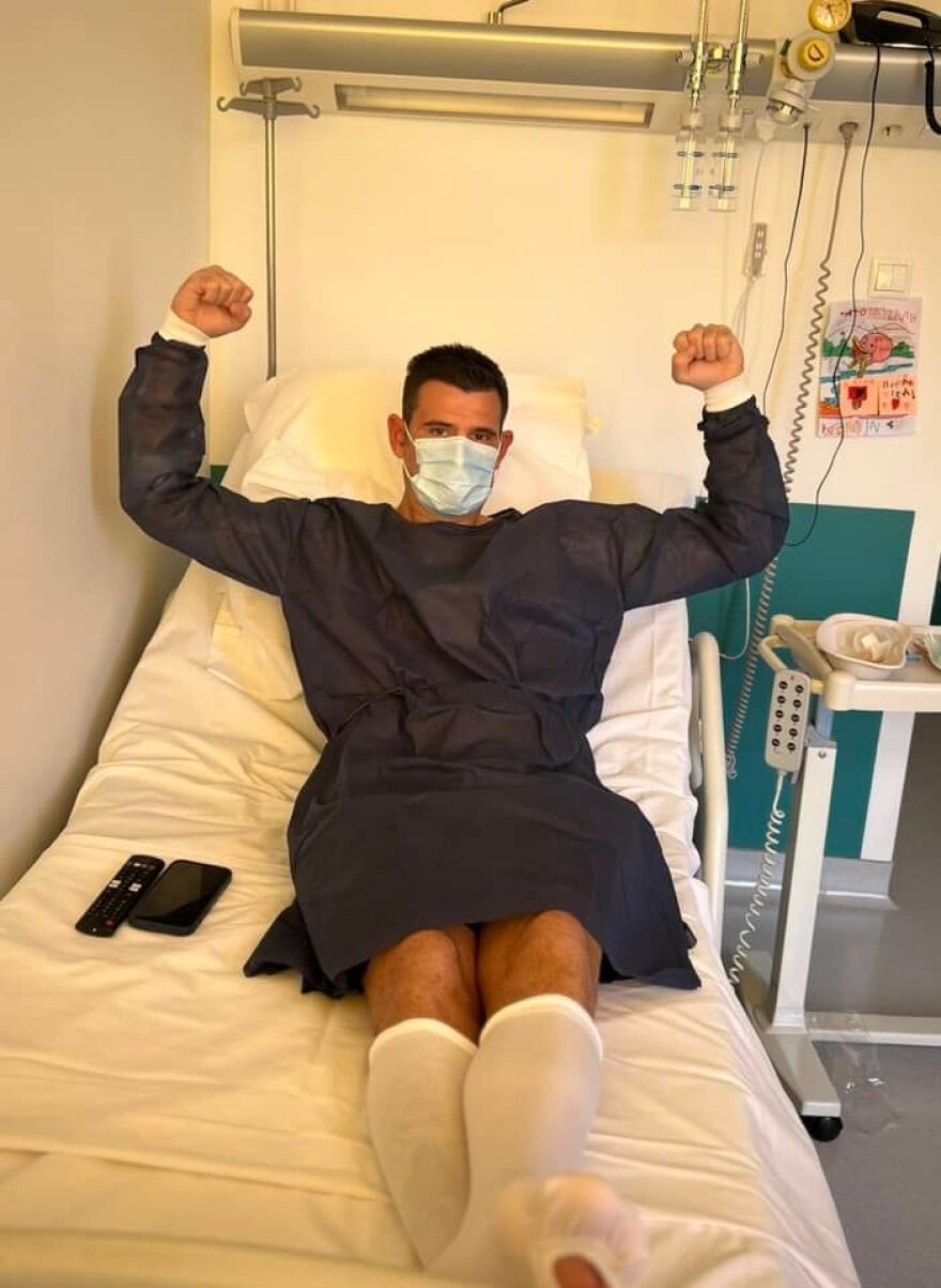 Μιχάλης Μουρούτσος: Το ατύχημα και οι φωτογραφίες μέσα από το νοσοκομείο - Τώρα είμαι με λάμα και βίδες, γράφει