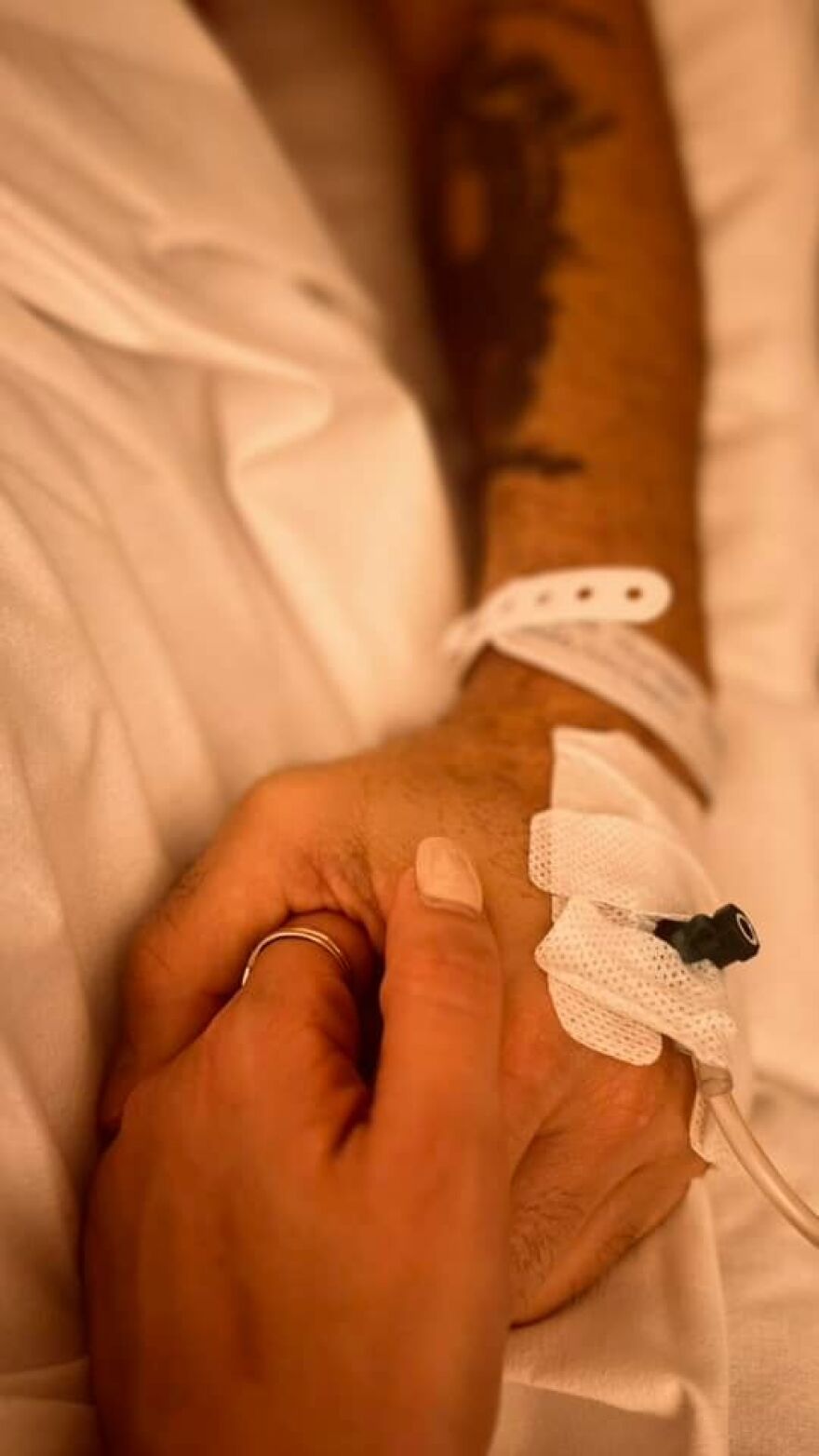 Μιχάλης Μουρούτσος: Το ατύχημα και οι φωτογραφίες μέσα από το νοσοκομείο - Τώρα είμαι με λάμα και βίδες, γράφει