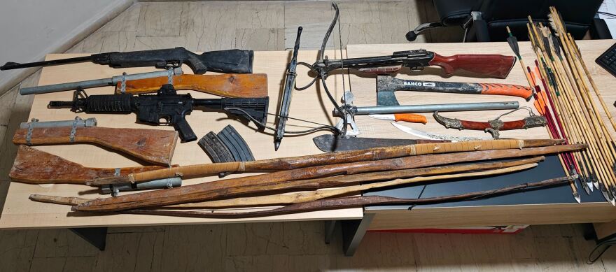 Τρίκαλα Κορινθίας: Οικογένεια «πήρε» τα όπλα, απείλησε αστυνομικούς και χτύπησε αρχιφύλακα