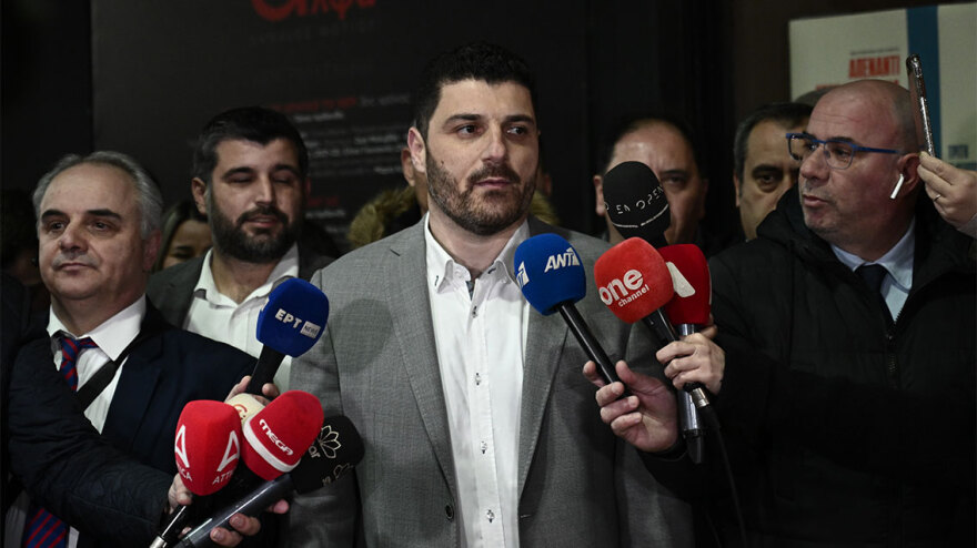 Αναδίπλωση Κασσελάκη μετά το μπλόκο των κορυφαίων: Η θητεία ως το 2027, ο Τεμπονέρας και η λευκή επιταγή