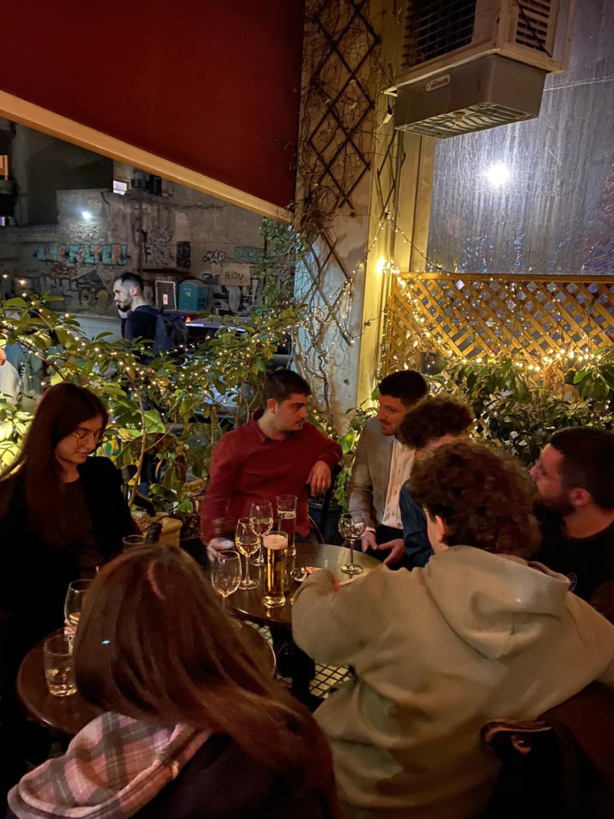 Με τη Νεολαία ΣΥΡΙΖΑ για ποτό ο Τεμπονέρας - Δείτε φωτογραφίες