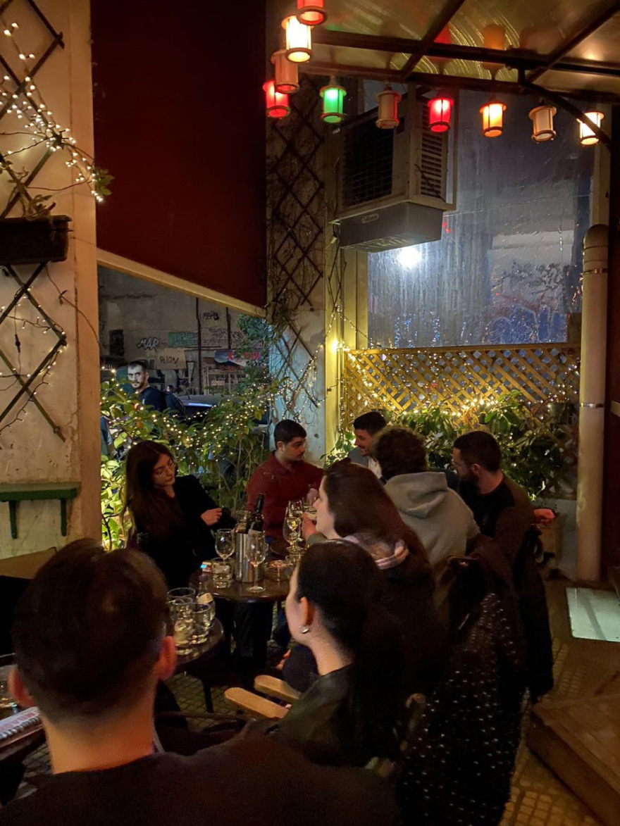 Με τη Νεολαία ΣΥΡΙΖΑ για ποτό ο Τεμπονέρας - Δείτε φωτογραφίες