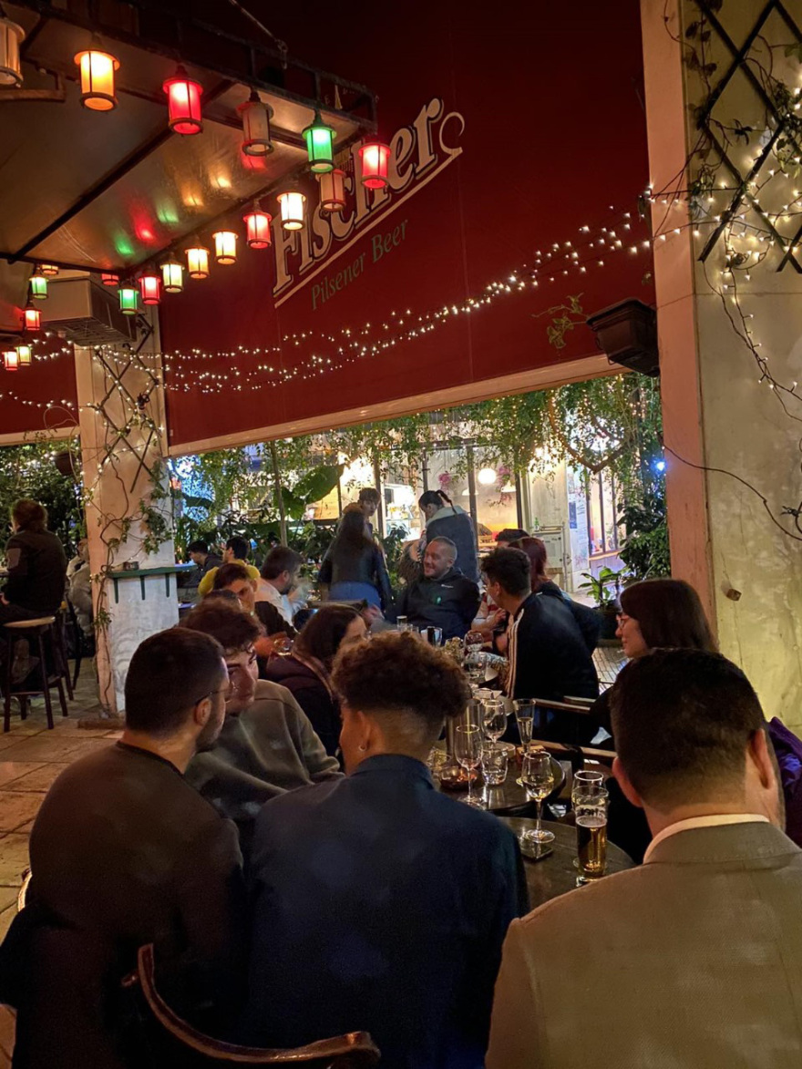 Με τη Νεολαία ΣΥΡΙΖΑ για ποτό ο Τεμπονέρας - Δείτε φωτογραφίες