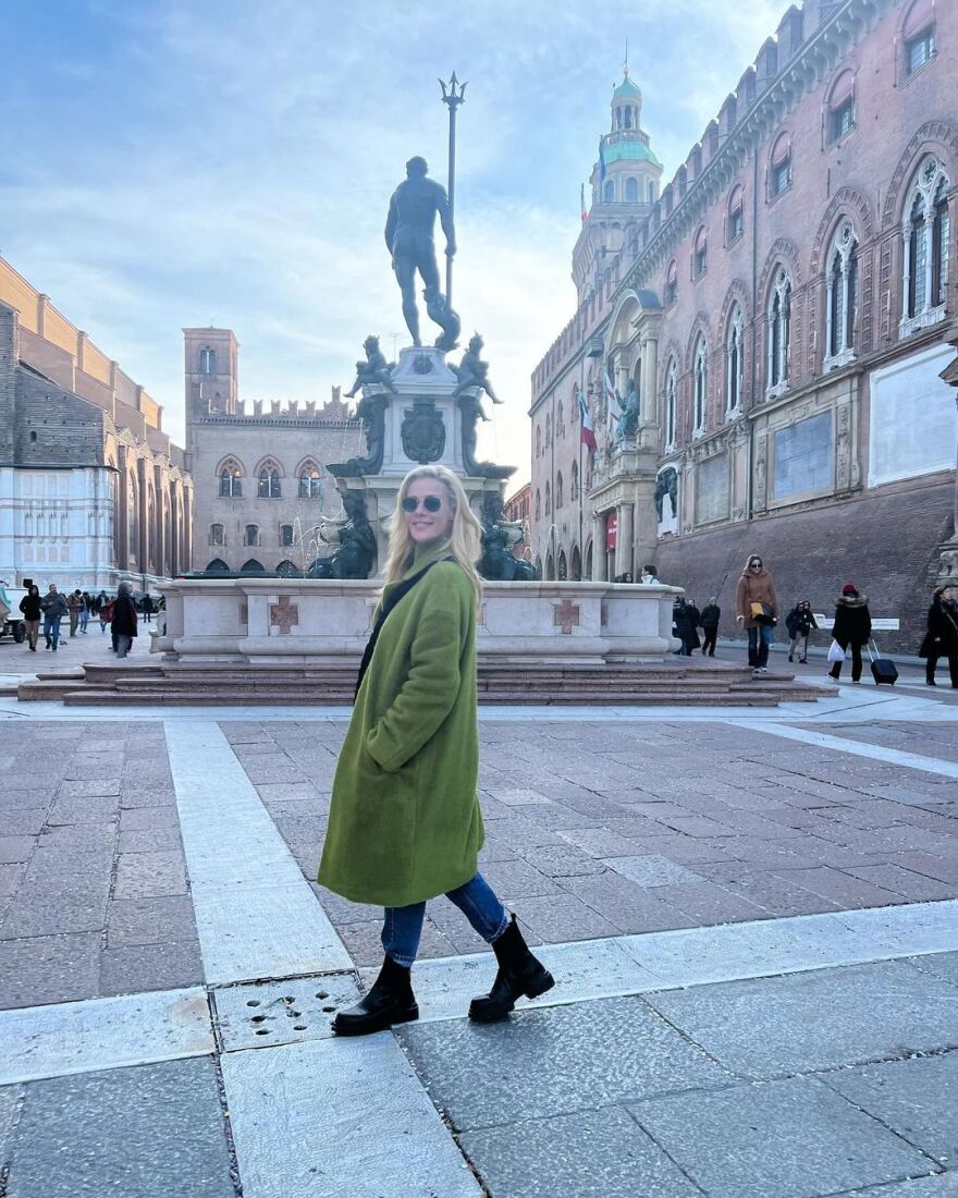 Ζέτα Μακρυπούλια: Εύχεται στους ερωτευμένους από την Μπολόνια - Δείτε φωτογραφίες