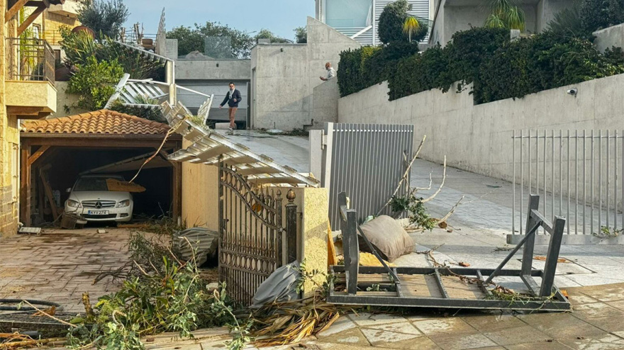 Σοβαρές ζημιές από ανεμοστρόβιλους στη Λεμεσό - Ακρωτηριάστηκε στα δάκτυλα ένας άνδρας