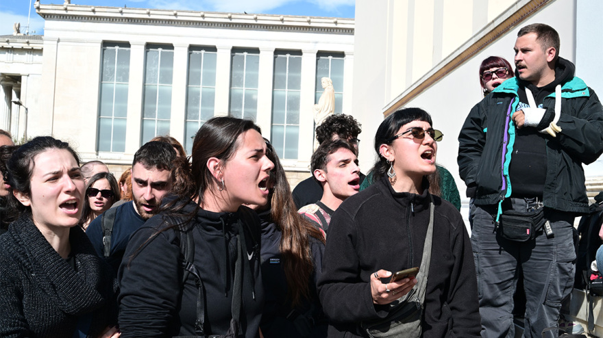 Εισβολή φοιτητών στην πρυτανεία του ΕΚΠΑ για τον διοικητικό υπάλληλο που τέθηκε σε αναστολή καθηκόντων για το σαμποτάζ στον σέρβερ