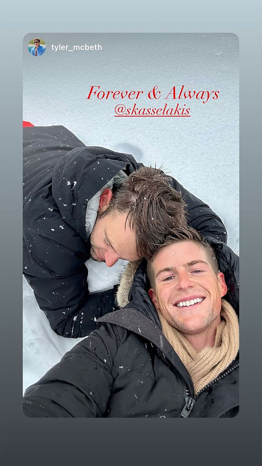 Στέφανος Κασσελάκης - Τάιλερ Μακμπέθ: Γιορτάζουν τον Άγιο Βαλεντίνο με μια τρυφερή φωτογραφία τους στα χιόνια