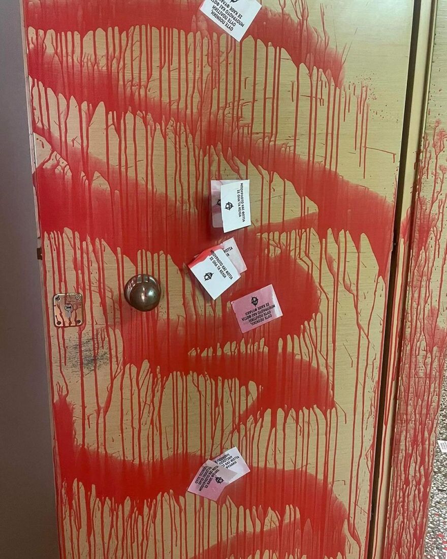 Έλενα Ράπτη: Αναρχικοί επιτέθηκαν με μπογιές και τρικάκια στο γραφείο της – Δείτε φωτογραφίες