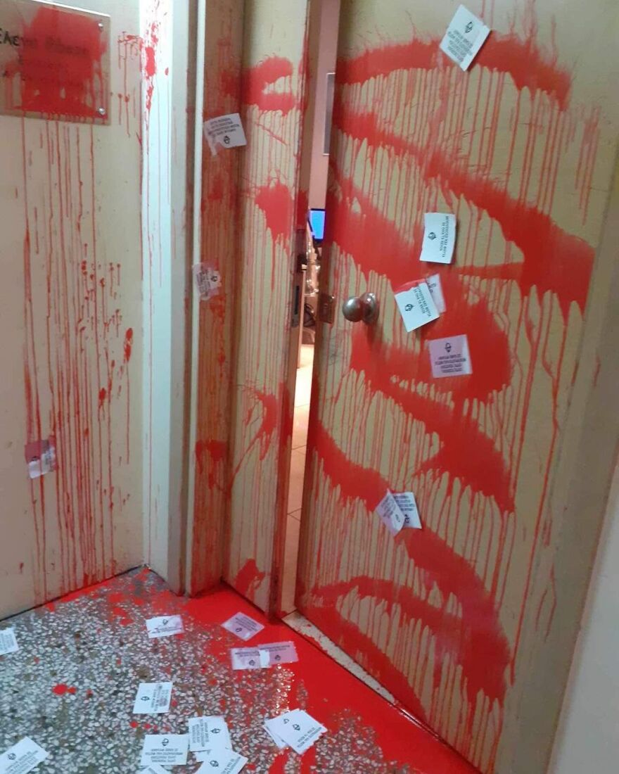 Έλενα Ράπτη: Αναρχικοί επιτέθηκαν με μπογιές και τρικάκια στο γραφείο της – Δείτε φωτογραφίες