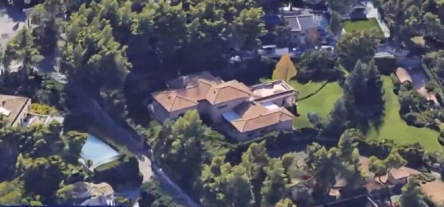 Πωλητήριο στο κάστρο της οικογένειας Καρνέση στην Εκάλη - Η απόρθητη πόρτα, οι κάμερες ασφαλείας και η ψηλή περίφραξη