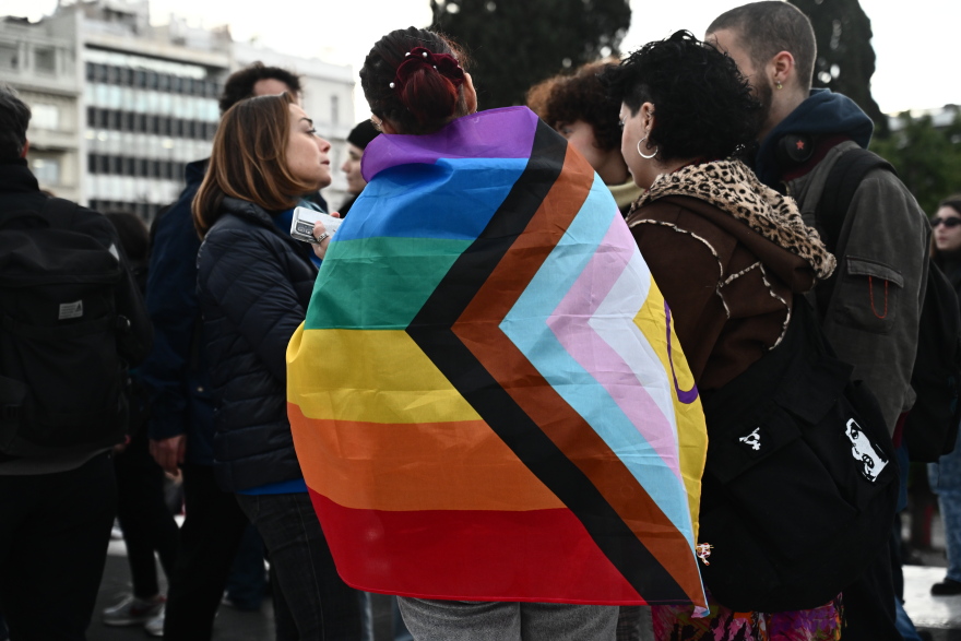 Γάμος ομοφύλων: Καρδούλες, αγκαλιές αλλά και επεισόδια για την ψήφιση του νομοσχεδίου στη Βουλή - Δείτε φωτογραφίες