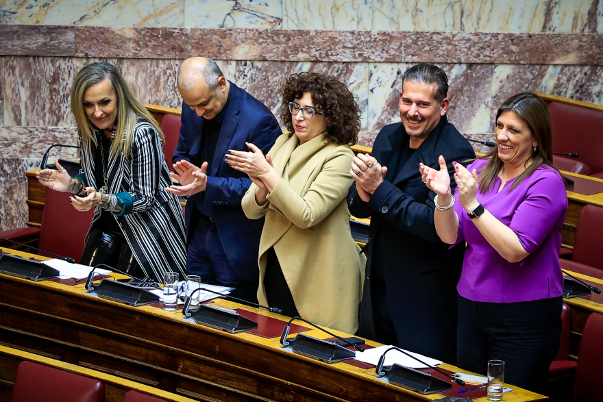 Βουλή: Διακομματικό χειροκρότημα στον Σπύρο Μπιμπίλα - Έκλαιγα κρυφά, γιατί έπρεπε να κρύψω κάτι