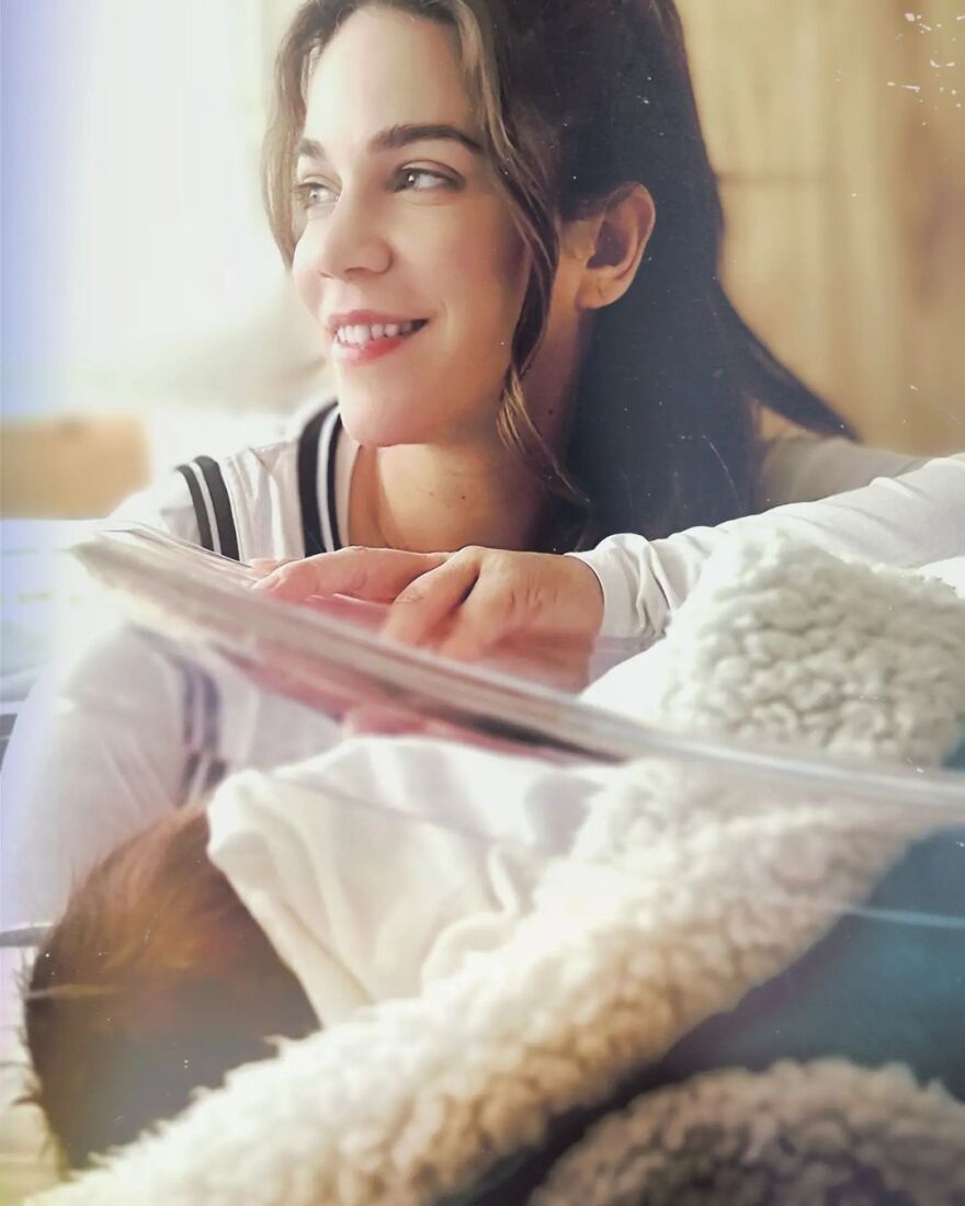 Κατερίνα Στικούδη: Οι φωτογραφίες με τον γιο της μέσα από το μαιευτήριο