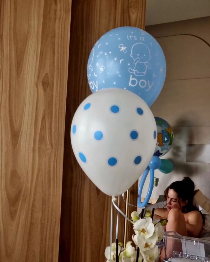 Κατερίνα Στικούδη: Οι φωτογραφίες με τον γιο της μέσα από το μαιευτήριο