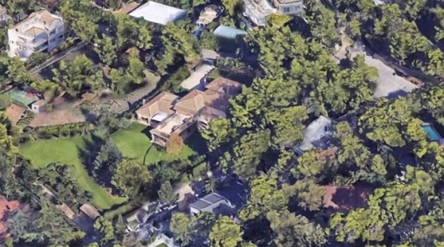 Πωλητήριο στο κάστρο της οικογένειας Καρνέση στην Εκάλη - Η απόρθητη πόρτα, οι κάμερες ασφαλείας και η ψηλή περίφραξη