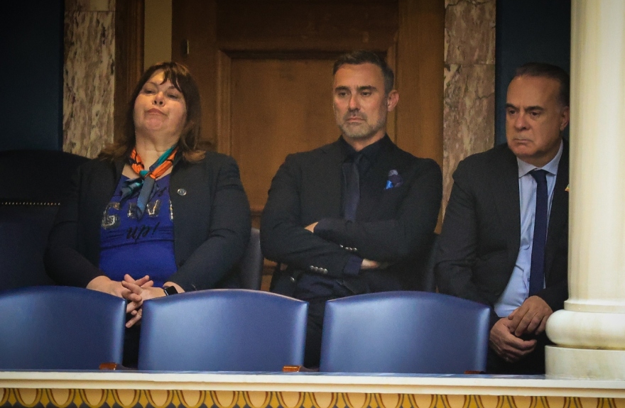 Γάμος ομοφύλων: Στα θεωρεία της Βουλής Γιώργος Καπουτζίδης και Φώτης Σεργουλόπουλος – Δείτε φωτογραφίες