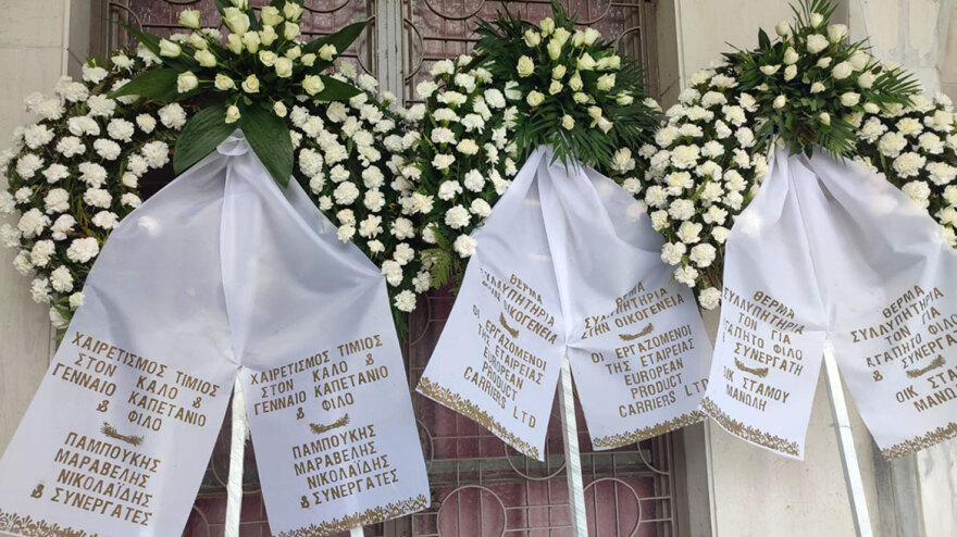 Γλυφάδα: Συγκίνηση στο τελευταίο αντίο στον καπετάνιο που δολοφονήθηκε από τον Αιγύπτιο - Τον αποχαιρέτησαν με ένα χειροκρότημα