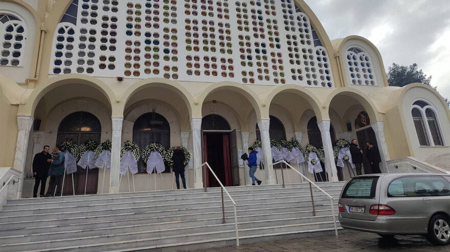 Γλυφάδα: Συγκίνηση στο τελευταίο αντίο στον καπετάνιο που δολοφονήθηκε από τον Αιγύπτιο - Τον αποχαιρέτησαν με ένα χειροκρότημα