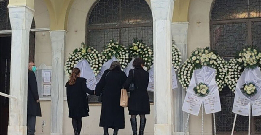 Γλυφάδα: Συγκίνηση στο τελευταίο αντίο στον καπετάνιο που δολοφονήθηκε από τον Αιγύπτιο - Τον αποχαιρέτησαν με ένα χειροκρότημα