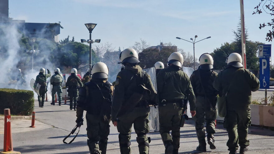 Θεσσαλονίκη: Επεισόδια με πέτρες και χημικά στο ΑΠΘ - Τα ΜΑΤ μπήκαν στο χώρο του πανεπιστημίου