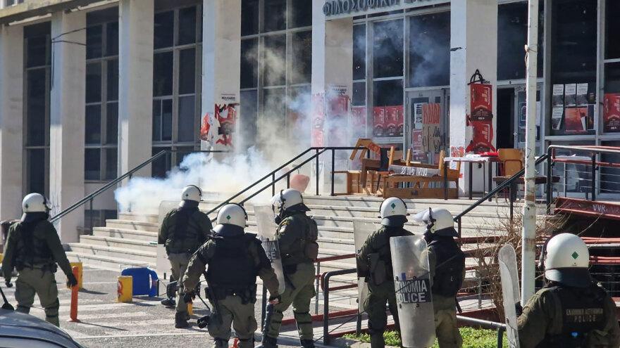 Θεσσαλονίκη: Επεισόδια με πέτρες και χημικά στο ΑΠΘ - Τα ΜΑΤ μπήκαν στο χώρο του πανεπιστημίου