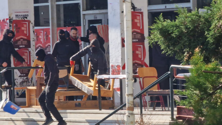 Θεσσαλονίκη: Επεισόδια με πέτρες και χημικά στο ΑΠΘ - Τα ΜΑΤ μπήκαν στο χώρο του πανεπιστημίου